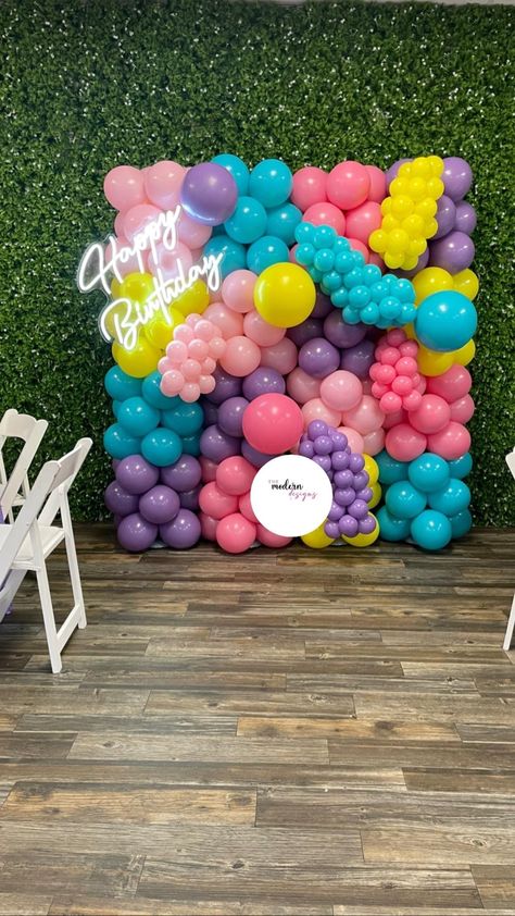 Mini Balloon Wall, Graduation Balloon Garland, Baloon Wall, Mini Balloon Garland, Diy Party Gifts, Balloon Walls, Balloon Arch Decorations, Balloon Garland Diy, Simple Birthday Decorations