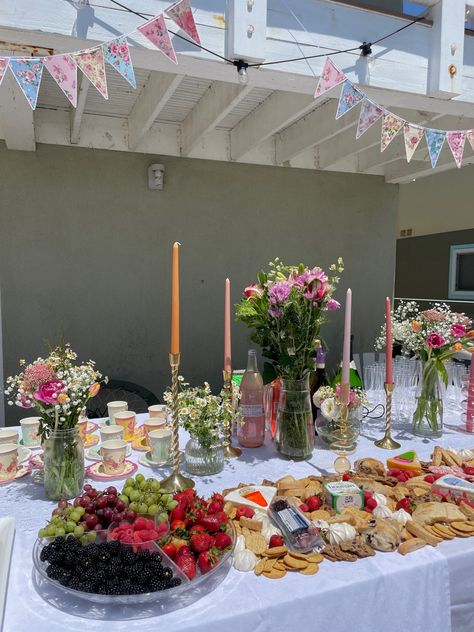 Backyard Table Ideas Party, Host Lunch Ideas, Garden Party Picture Backdrop, Garden Brunch Aesthetic, Birthday Flower Aesthetic, Backyard Garden Party Ideas, Tea Party 30th Birthday, Grad Party At Home, Birthday Lunch Aesthetic