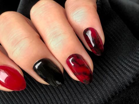 Detailimage of Red and Black Marble like Nailart Black Red Marble Nails, Black And Red Marble Nails, Red And Black Marble Nails, Red And Black Short Nails, Red Marble Nails, Black Marble Nails, Almond Shaped Nails, Red Marble, Shaped Nails