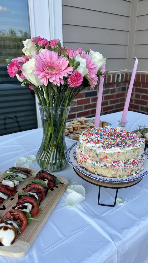 Birthday Cake Table Set Up, Birthday Party Ideas College, Birthday Dinner Party Ideas Decoration, At Home Birthday Dinner Ideas, Dinner Bday Party, Birthday Table Setting Ideas Simple, Birthday Table Set Up, Birthday Cake Pink Aesthetic, Easy Birthday Dinner Ideas