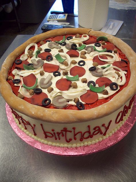 pizza cake by Caryn's Cakes, via Flickr {I'm seriously thinking I might want this for my own birthday.} Pizza Birthday Cake, Torte Creative, Pizza Party Birthday, Fruit Pizza Sugar Cookie, Fruit Pizza Recipe, Pizza Cake, Torte Cupcake, Pizza Party, Good Pizza