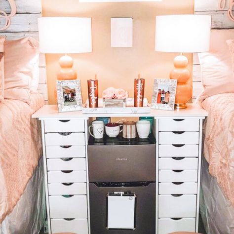 Dorm Ideas Decor, Door Rooms Ideas College, Dorm Room Fridge Storage, Dorm Room Ideas Cute, Storage For College Dorms, Dorm Room Refrigerator Storage, Dorm Refrigerator Storage, Dorm Organization Aesthetic, College Dorm Inspo Simple