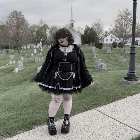 Plus Size Women Goth, Mid Size Goth Fashion, Thick Emo Goth, Thick Goth Plus Size, Plus Size Trad Goth, Chubby Emo Girl, Fat Alternative Fashion, Chubby Alt Outfits, Alt Plus Size Outfits