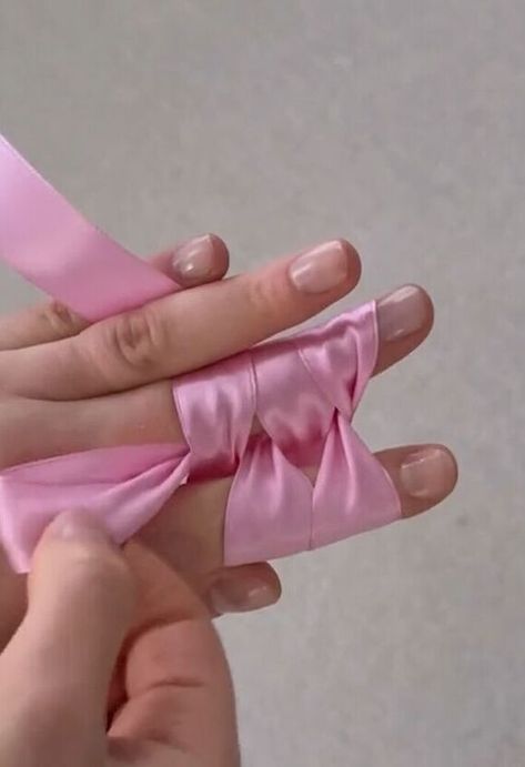 Making the perfect bow from a ribbon is easier than you think, if you follow this ribbon and bow tutorial! Now you can make bows to match everything, and for every occasion. Make Bows, Bow Tying Tutorial Ribbons, Bow Tying Tutorial, Perfect Bow Tutorial, Easy Bow Tutorial, Tie A Perfect Bow, Bow With Ribbon, Bow Tying, Easy Bow