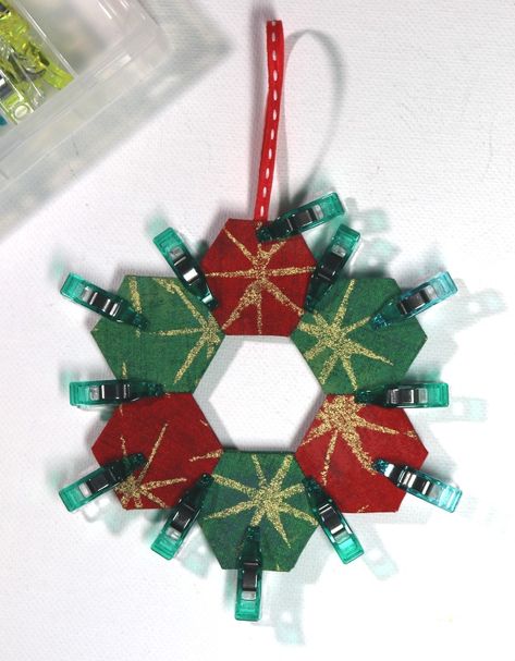 How to Make an EPP Wreath Ornament with Hexies - Create Whimsy Tela, Patchwork, Natal, Hexie Christmas Ornaments, Hexagon Christmas Ornaments, Christmas Epp Patterns, Epp Christmas Ornaments, Epp Ornaments, Hexagon Wreath