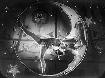 opens-at-nightfall.tumblr.com Weimar, Circus Vintage, Circus Aesthetic, Circus Sideshow, Dark Circus, Night Circus, Circus Art, Aerial Hoop, Paper Moon