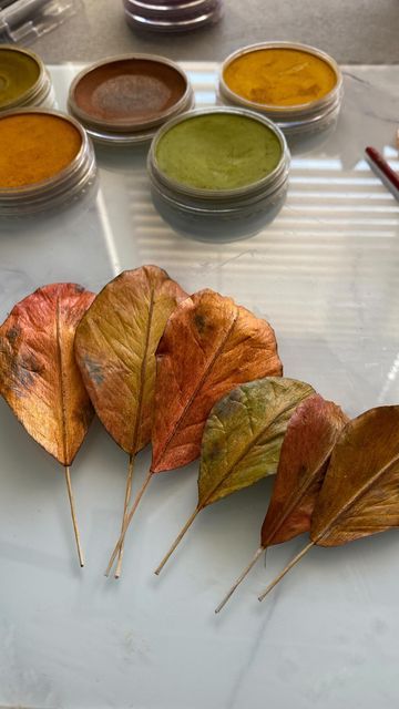 Johanna | Paper Botanical Art on Instagram: "Can’t get enough of these Autumn 🍂 This month @paperfloweracademy we’re creating a Centennial Blush Magnolia branch inspired by the colours of Fall. Love using 180gm crepe from @cartotecnicarossi for this. What a transformation 😍 #flowersforyou #magnolialeaves #papermagnolia #floraldesign #floralinspiration #flowersforall #paperflowerart #paperflowers #inspiredbynature_ #handmade #black_tree_designs #paperartist #instabloom #bhgflowers #flowerthe Crepe Paper Leaves, Alter Flowers, Scarecrows For Garden, Flowers In The Attic, Magnolia Branch, Dinner Decor, Fall Love, Paper Flower Art, Paper Leaves