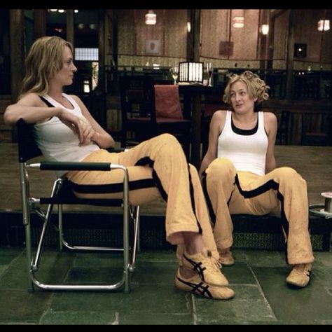 Uma Thurman and stunt double Zoe Bell in between takes on the Kill Bill set Robbie Coltrane, Zoe Bell, Stunt Woman, Emma Peel, Jenifer Aniston, Lucy Lawless, Double Photo, January Jones, Stunt Doubles