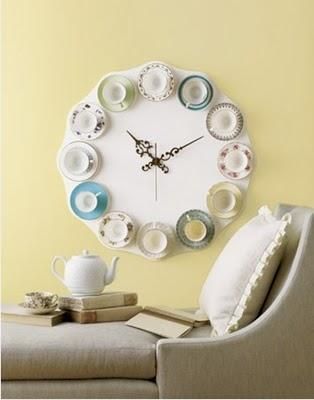 I saw this one in a magazine years ago and thought it was such a clever idea. Here's a tutorial to make your own! Do It Yourself Decoration, Upcycling Design, Diy Dekor, Teacup Crafts, Hemma Diy, Diy Clock Wall, Diy Casa, Vintage Revival, Diy Upcycling