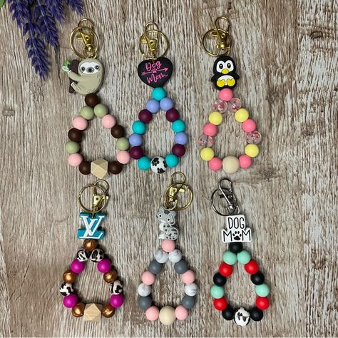 Diy Bracelet Keychain, Beaded Keychains Patterns, Cat Penguin, Bubble Crafts, Diy Crafts Keychain, Diy Wristlet, Purse Charms Diy, Keychain Bracelet, Keychain Craft