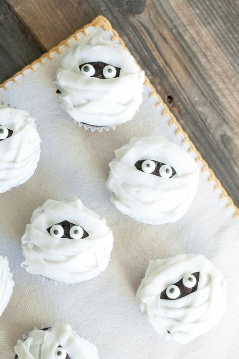 Halloween Mummy Cupcakes, Halloween Party Desserts, Mummy Cupcakes, Scary Halloween Food, Cupcakes For Halloween, Spooky Halloween Desserts, Halloween Backen, Witch Cupcakes, Halloween Cupcakes Easy