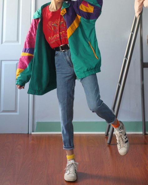 Old school 90’s fashion outfit jacket green red jeans Look 80s, Fashion 80s, Look Retro, 80s Outfit, 90s Fashion Outfits, 90s Outfit, Stil Vintage, Plaid Skirt, 가을 패션