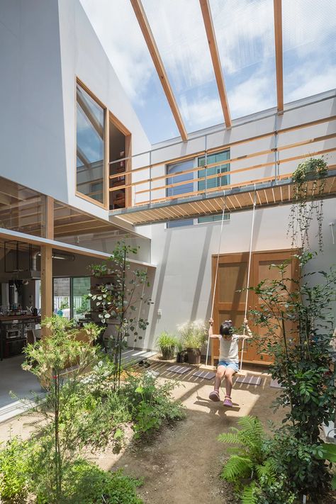 tato architects builds house in tsukimiyama, japan, around courtyard Courtyard Backyard Ideas, Tato Architects, Indoor Landscaping, Atrium House, Indoor Courtyard, Courtyard Design, Internal Courtyard, Casa Patio, Patio Interior