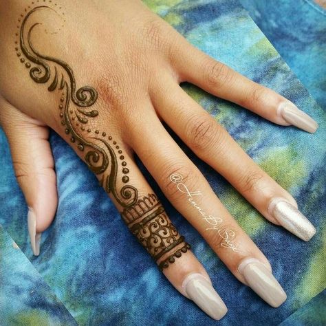 Disney Henna, Small Henna Tattoos, Small Henna Designs, Henne Tattoo, Cream Tattoo, Cute Henna Tattoos, Henna Style Tattoos, Henna Tatoo, Jagua Henna