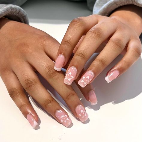 minimalist summer nails aesthetic Vacation Nails With Flowers, Spring Nails Hibiscus, Pink Nails With Hawaiian Flower, Hawaiian Flower French Tip Nails, Short Square Acrylic Nails Hibiscus Flower, Short Acrylic Nails Flower Design, Cute Summer Nails Hibiscus, Cute Flower Nails Simple, Non French Tip Nail Ideas