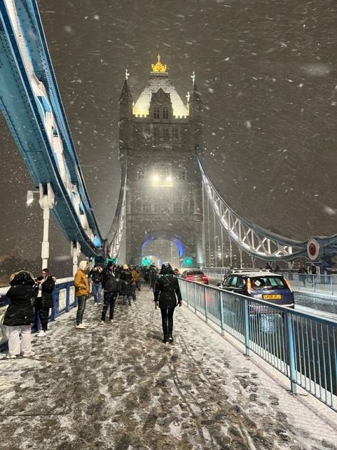 Top quirky and unusual things to do in London | Top 10 Best Holiday Places in London | Fun Things To Do With Friends Snow London Aesthetic, Snow In London Aesthetic, London In Winter Pictures, Uk In Winter, London Snow Aesthetic, London During Winter, London Xmas Aesthetic, London On Christmas, Christmas Uk Aesthetic