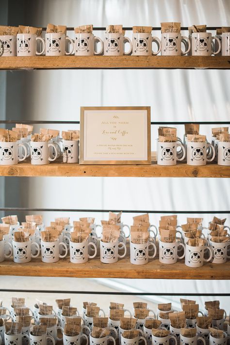 Coffee Giveaways Wedding, Cup Giveaway Ideas, Coffee Souvenirs Ideas, Coffee Mug Party Favors, Wedding Ideas Souvenir, Minimalist Wedding Souvenirs, Wedding Souvenirs Coffee, Guest Souvenirs Wedding, Mug Wedding Favors For Guests