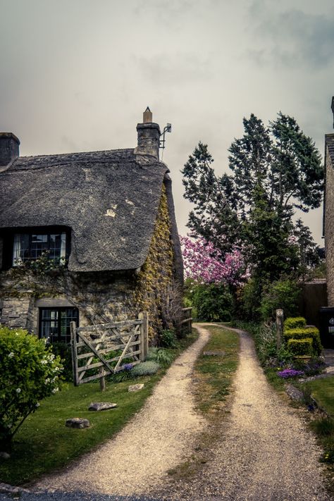 Castle Combe England, Scottish Cottages, Road Landscape, English Country Cottages, Deco Champetre, Castle Combe, Stone Cottages, Quaint Cottage, Fairytale Cottage