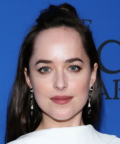 Dakota Johnson's Best Hairstyles On The Red Carpet 2018 Dakota Johnson Makeup Tutorial, Dakota Johnson Winter Style, Dakota Johnson Red Carpet, High Forehead Hairstyles, Dakota Johnson Bangs, Hair Without Bangs, Hair Curtain Bangs, Curtain Bangs Long Hair, Bangs Updo