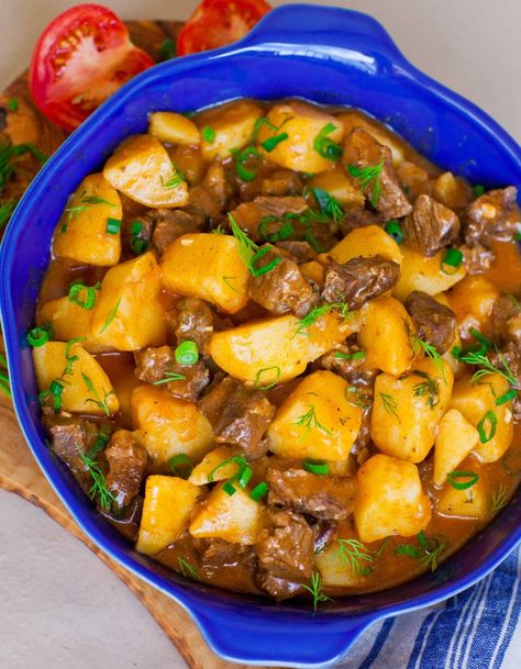 Stewed Beef, Russian Foods, Meat And Potatoes Recipes, Kek Coklat, Beef And Potato Stew, Beef Potatoes, Meat And Potatoes, Cheap Meal, Stewed Potatoes