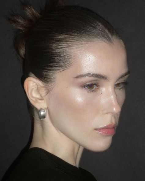 Jawline And Cheekbones Aesthetic, Sharp Woman Face, Women Sharp Jawline, V Shape Jawline Aesthetic, V Jawline Aesthetic, Jawline Goals Women, Women Sharp Features, Jawline Aesthetic Girl, Woman With Strong Jawline