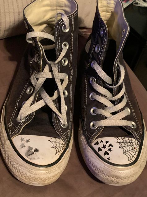 All Star Converse Drawing, Doodle On Converse, Converse Shoe Ideas, Converse With Drawings, Twilight Converse, How To Style Black Converse, Converse Sketch, Beat Up Converse, Things To Draw On Converse