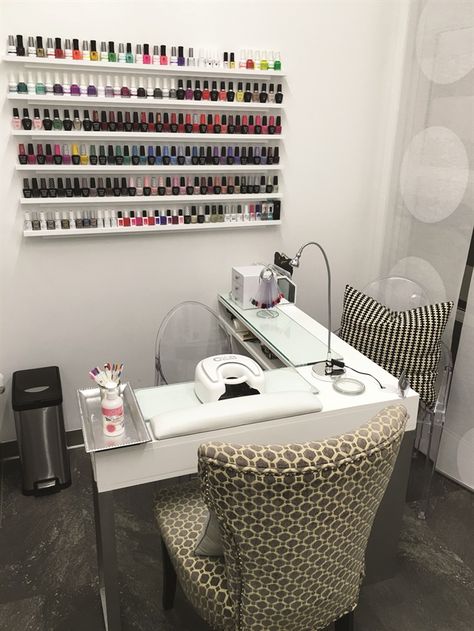 Nail Office Room, Salon Nail Station Ideas, Ideas For Salon Decorating, Interior Design For Salon, Nail Room Layout, Nail Polish Room, Nail Technician Room Ideas At Home, Small Nail Suite Ideas, Nail Room Ideas Home Small Diy