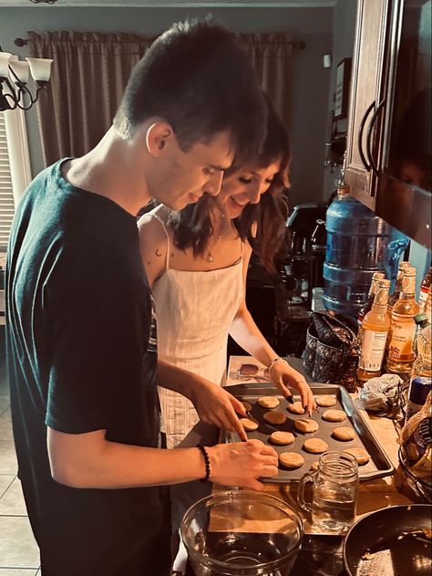 Sharing Food With Boyfriend, Cute Couple Pics Cooking, Cute Couple Eating Together, Live In Couple Aesthetic, Cooking Dates Couple, Baking Cookies With Boyfriend Pictures, Cooking With Your Boyfriend, Cookie Date Night, Couple Making Cookies