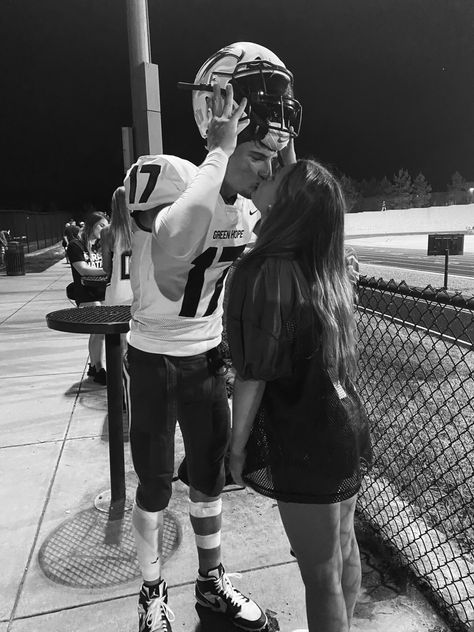 Picture To Take With Your Boyfriend, Relationship Football Pictures, Football Relationship Aesthetic, Cute Football Pics With Boyfriend, Pics With My Boyfriend, Couple Goal Football Game, Boyfriend Football Pictures, Boyfriend Football Game Outfit, Relationship Sports Pictures