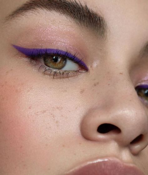 Purple Eyeliner, Eyeliner Color, Maquillage On Fleek, Green Eyeliner, Purple Eye Makeup, Graphic Eyeliner, Eyeliner Styles, Purple Makeup, Colored Eyeliner