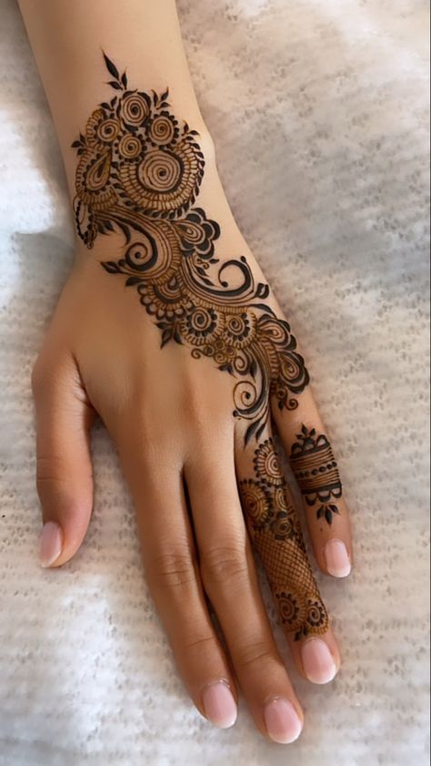 Henna inspiration, arabian henna, party henna, modern henna design, henna Simple Mehndi Art, Tattoo Design Mehndi, Mehndi Clothes, Bridal Henna Design, Short Mehndi, Henna Tattoo Design, Latest Mehndi Designs Hands, Palm Mehndi, Mehndi Bridal