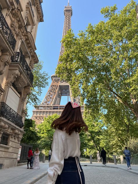 paris aesthetic, eiffel tower inspo photo, outfit of the day, daytime in paris, outfit inspiration, europe vibes, travel Paris Daytime, Paris Aesthetic Eiffel Tower, Paris Outfit Inspiration, Eiffel Tower Outfit, Aesthetic Eiffel Tower, Paris Selfie, Europe Vibes, Eurotrip Outfits, Paris Outfit