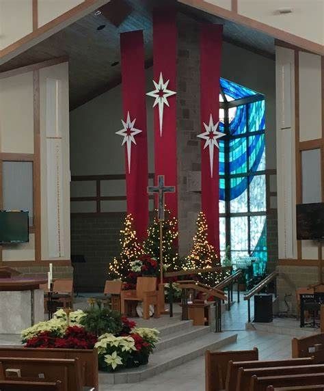 Large Scale Christmas Decor, Christmas Altar Decorations Church, Christmas Decor Ideas Church, Church Christmas Decorations Lobby, Christmas Church Decorations Sanctuary, Church Christmas Decorations Sanctuary, Christmas Church Decorations, Christmas Theme Ideas, Christmas Stage Decorations