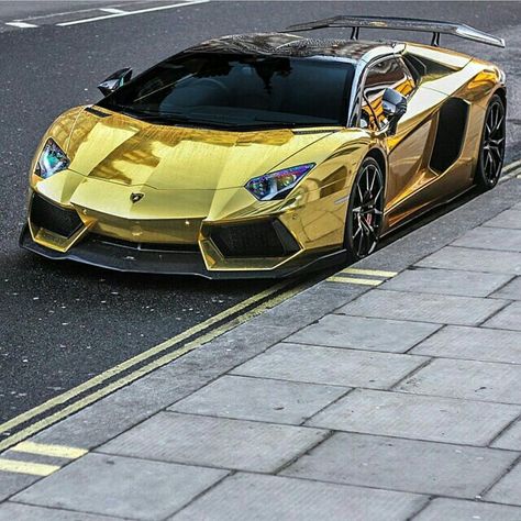 Lamborghini Gold, Gold Lamborghini, Tmax Yamaha, 2022 Ford Mustang, Gold Car, Fast Sports Cars, Lux Cars, Lamborghini Cars, Super Car