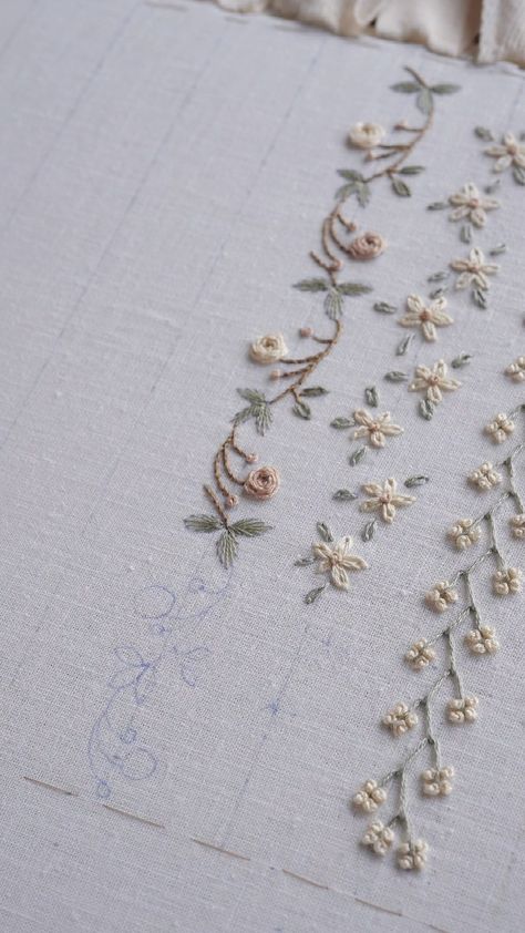 🌷🌷 | Instagram Cute Floral Embroidery, Flower Stitching Embroidery, Cute Embroidery Design, Embroidery Simple Flowers, Cute Simple Embroidery, Embroidery Simple Pattern, Small Embroidery Patterns, Basic Embroidery Designs, Small Embroidery Flowers