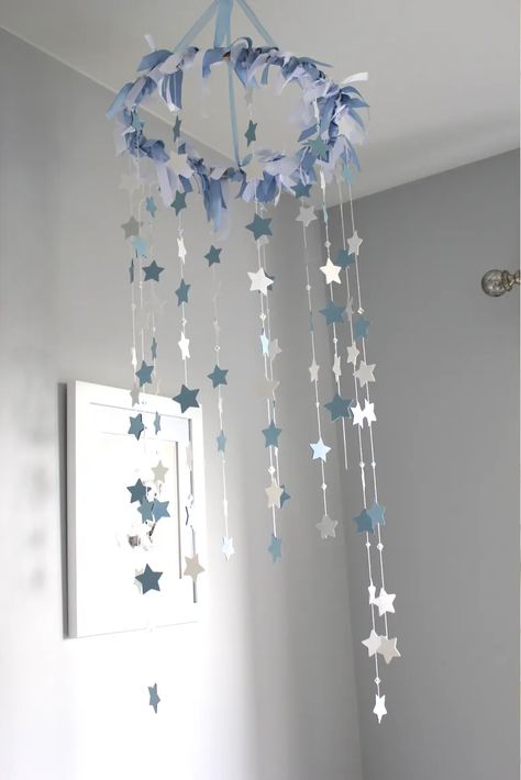 Upcycling, Mobile Art Projects, Mobiles Diy, Diy Paper Stars, Ceiling Lights Diy, Boy Mobile, Play Rooms, Lighting Diy, Paper Mobile