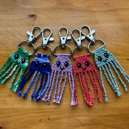 Alpha Keychain Pattern Tutorial, Diy Friendship Keychains, How To Make Alpha Bracelets Tutorial, Friendship Bracelet Patterns Keychain, Friendship Keychains Diy, Alpha Keychain Pattern Easy, Beginner Alpha Pattern, Alpha Bracelet Pattern Keychain, How To Do Alpha Patterns