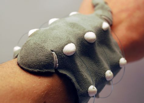 Almost Genius: Robotic Arm Cuff Works Like a Wearable Therapist Wearable Plant, Wearable Robots, Smart Textiles, Speculative Design, Robotic Arm, Wood Art Projects, Wearables Design, Robot Arm, Wearable Tech