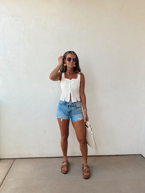 Vacation Outfits Jean Shorts, Relaxed Denim Shorts Outfit, Mexico Tourist Outfit, Zion Outfit Fall, Summer Simple Outfits Casual, Selfie Poses Instagram Plus Size, 4th Of July Outfits Casual, Sambas And Shorts Outfit, Cute Universal Studios Outfit Summer