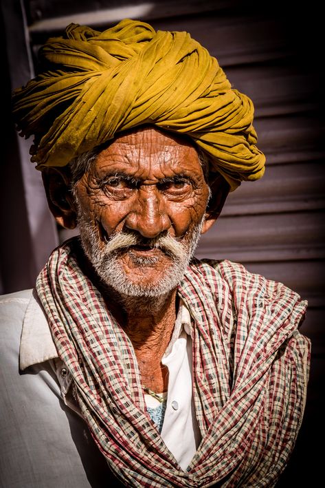 Indian Portrait, Old Man Face, Old Man Portrait, Small Minds Discuss People, Portrait Man, 4k Videos, Indian Face, Human Figure Sketches, Dark Portrait