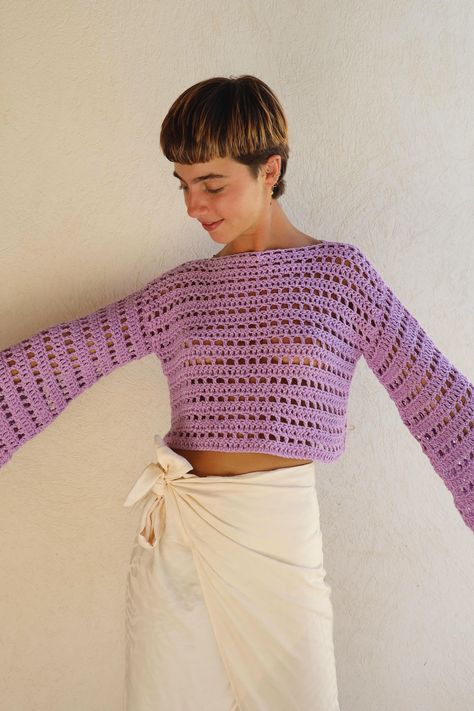 Brigitte, le pull au crochet so 70’s ! Brigitte c’est le pull parfait au crochet, inspiré des années hippies et bohèmes Confectionné à la main et avec amour par nos mamies (délai de livraison : 24 jours ouvrés) Tricoté à la commande, chaque pièce est unique Pull d'été en maille, coupe ample Manches évasées Fil de coton OekoTex doux, aérien, très agréable à porter Si vous hésitez entre deux tailles, prenez une taille en-dessous. Sinon, prenez votre taille habituelle. Crochet Pull Tabs Free Pattern, Crochet Flower Jumper, Crochet Top Mesh, 70s Crochet Top, Spring Crochet Ideas, Crochet Top Pattern Summer, Top En Crochet, Pull Orange, Cardigan Au Crochet