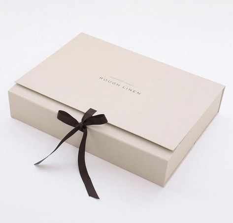 Pola Kotak, Elegant Gift Wrapping, Rough Linen, Luxury Packaging Design, Packaging Ideas Business, Clothing Packaging, Fashion Packaging, Branding Design Packaging, Gift Box Design