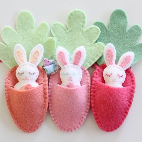 felt bunnies Felt Quilting, Autumn School, Easter Felt, Holiday Hand Towels, Baby Mobil, Diy Ostern, Felt Bunny, Trendy Sewing, Easter Projects