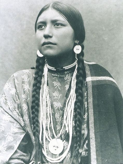 Cherokee Nanyehi, Lakota Cherokee Woman, Native American Girls, Wilde Westen, American Photo, American Teen, Native American Beauty, Native American Photos, Native American Peoples, Native American Women