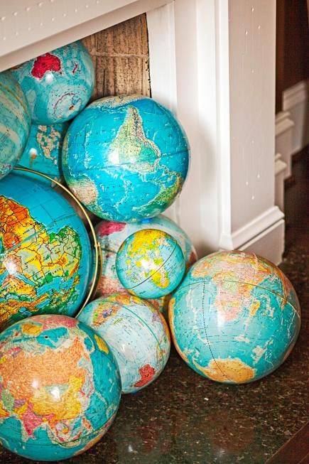 Globes as a fireplace filler. Vintage Globe Decor, Globes Decor, Globe Aesthetic, Repurpose Antiques, Fireplace Filler, Victorian Sitting Room, Fireplace Display, Vintage Home Decor Farmhouse, Vintage Bedroom Decor