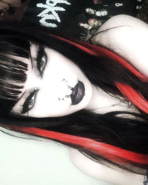 Goth Highlights Instagram, Goth Mommies, Pretty Goth Girl, Mallgoth Aesthetic, Goth Pics, Goth Looks, Black Hair With Red Highlights, Goth Mommy, Goth Girl Aesthetic