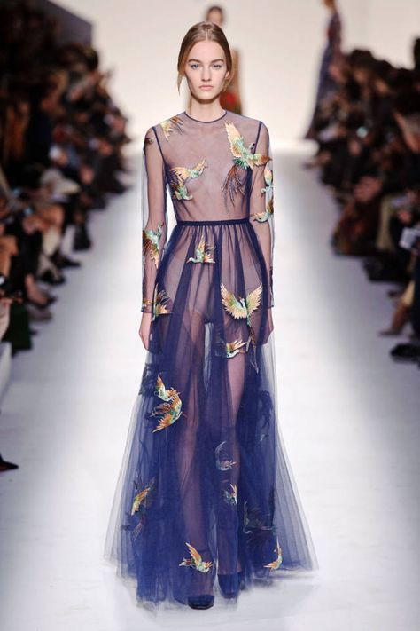 Questo è un abito molto lungo e trasparente di Valentino per l'autunno 2014. Mi piace gli uccelli sull' abito. Io penso non indossare mai questo l'abito perché è troppo rivelatrice . Tandem, Haute Couture Style, Formal Occasion Dress, Fashion Week Paris, 2014 Dresses, Couture Mode, Chiffon Lace, Fall 2014, Dream Dress