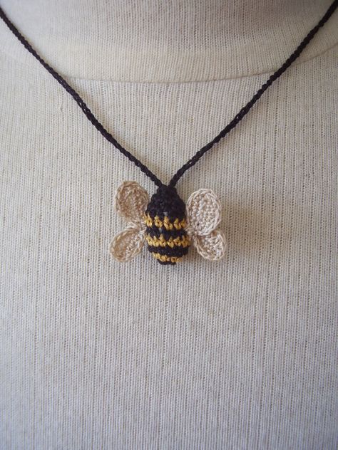 Crocheted Bee Necklace Crochet Minecraft, Crochet Bee, Fun Crochet Projects, Bee Necklace, Diy Crochet Projects, Crochet Accessories, Crochet Jewelry, Crochet Animals, Crochet Fashion