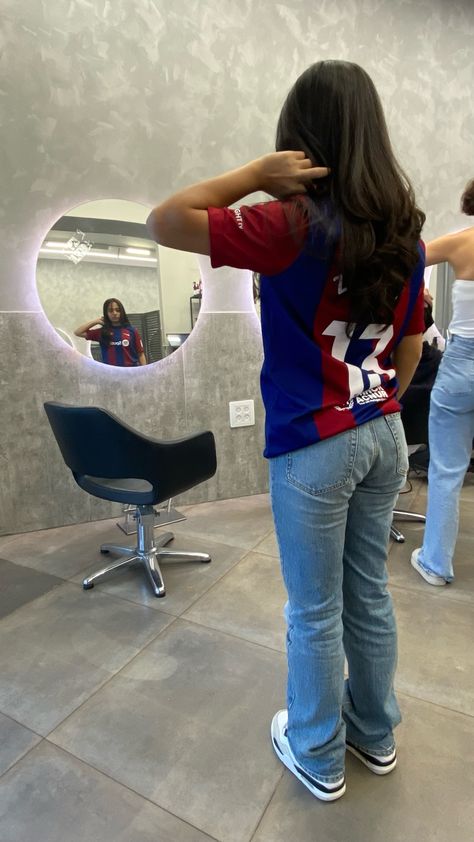 Cute Soccer Jersey Outfit, Leggings And Jersey Outfits, Football Outfit Aesthetic, Women Football Jersey Outfit, Barcelona Shirt Outfits, Jersey Shirt Outfit Women, Outfits With Soccer Jerseys, Soccer Jersey Fashion, Barca Jersey Outfit