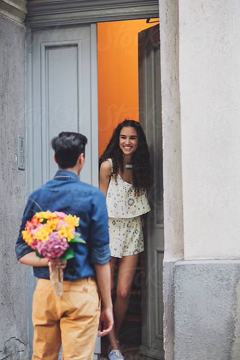 Pre Wedding Photoshoot, Flowers For Girlfriend, Giving Flowers, Girls F, Pre Wedding Poses, Cute Couples Photography, My Kind Of Love, Romantic Flowers, Couple Photography Poses